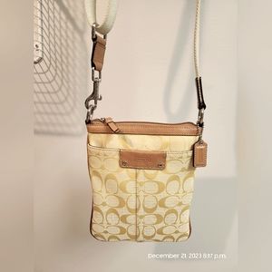 Small 💛 Classic yellow Coach shoulder bag